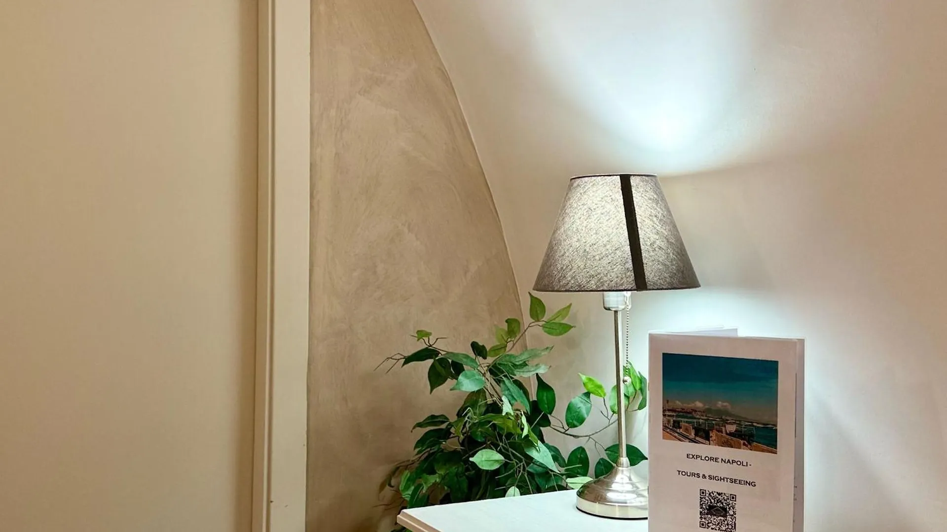 Chiaia Suites Napoli 2*,  Italia